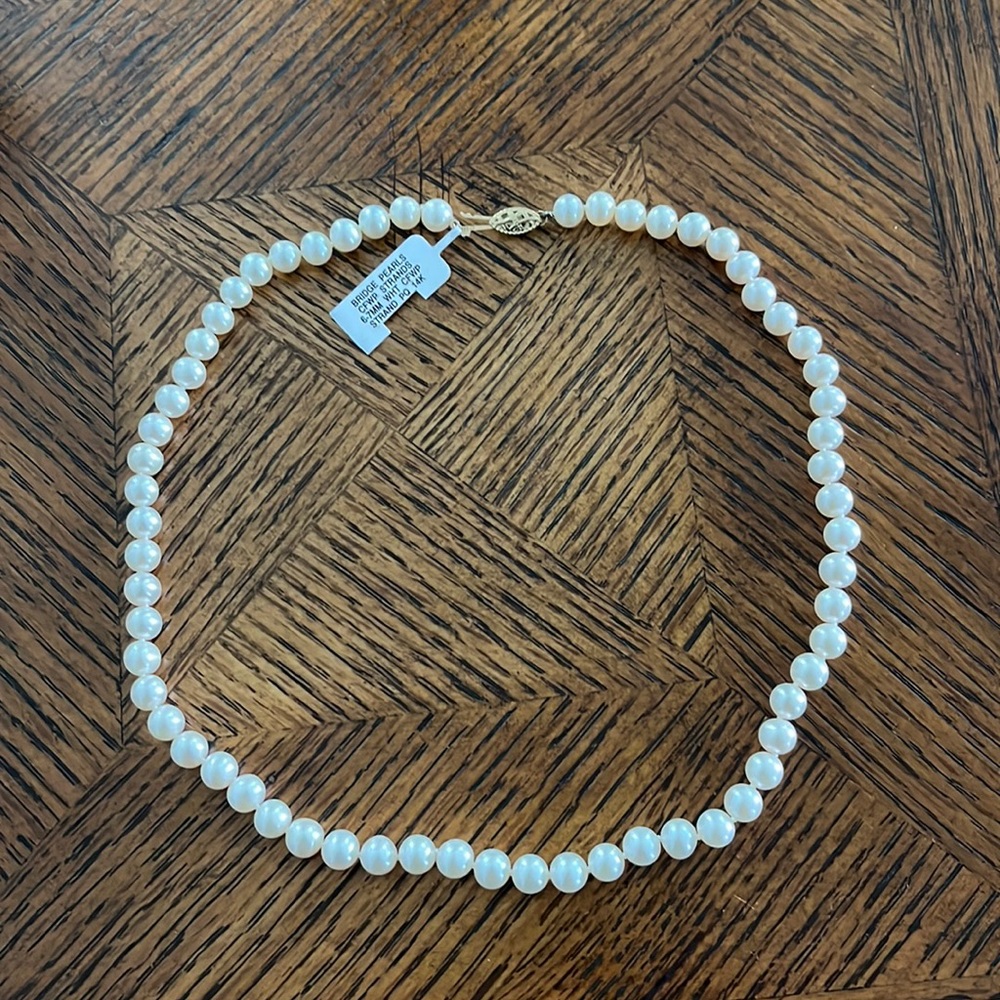 Bridge pearl strand with 14 karat gold clasp